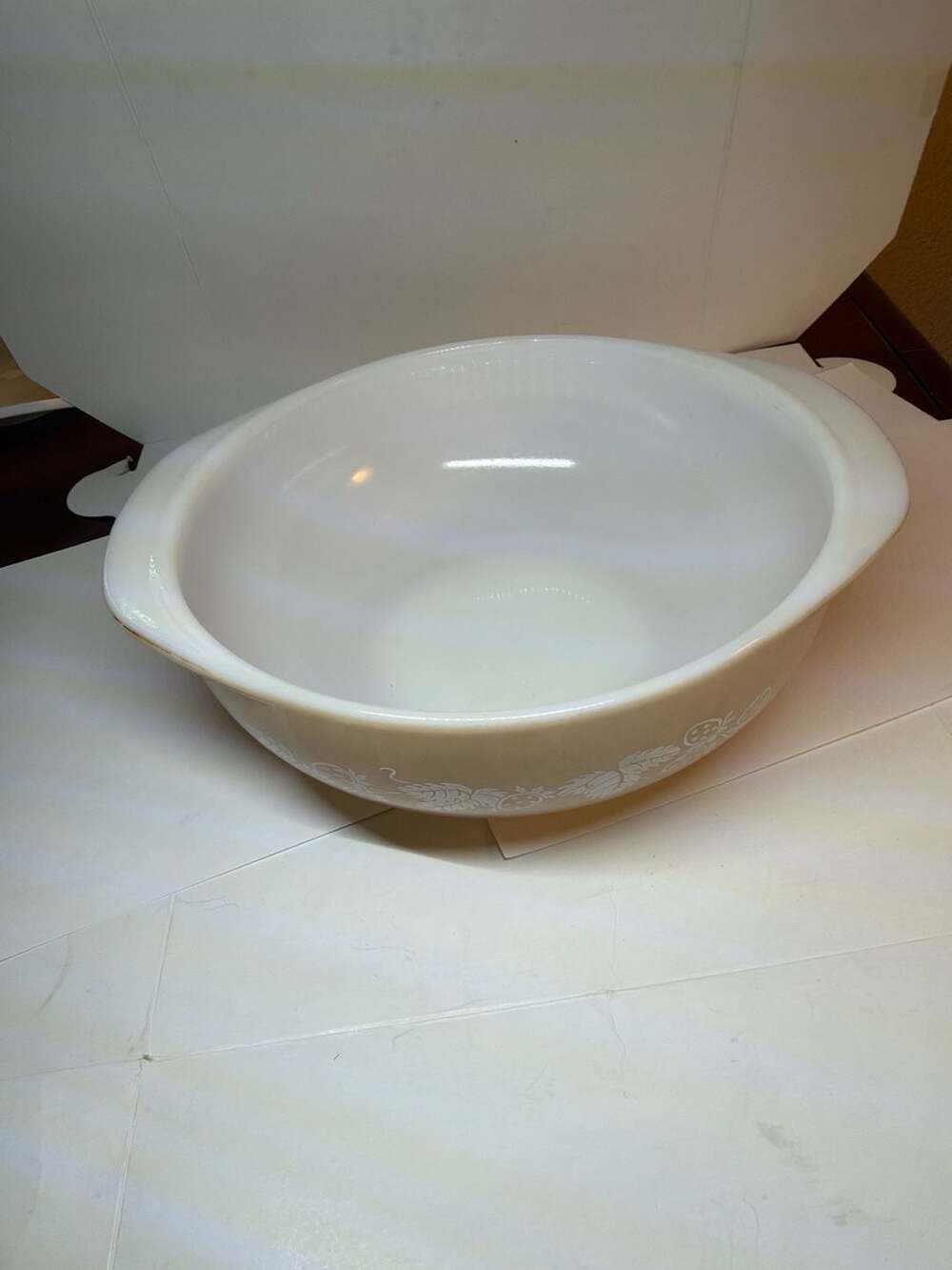 Pyrex 024 Vintage 2-Quart Round Casserole Serving Dish with Strawberry Vine Patt - Picture 2 of 9